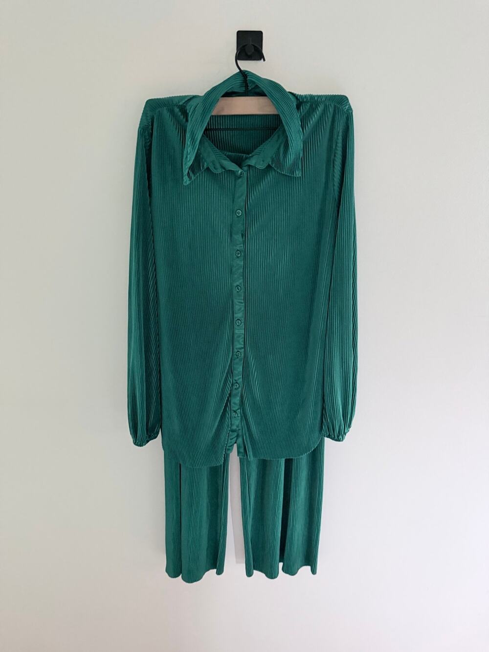 RO & DE Emerald Pleated Satin-Finish Two-Piece Plisse Button Wide Leg Set-Size L